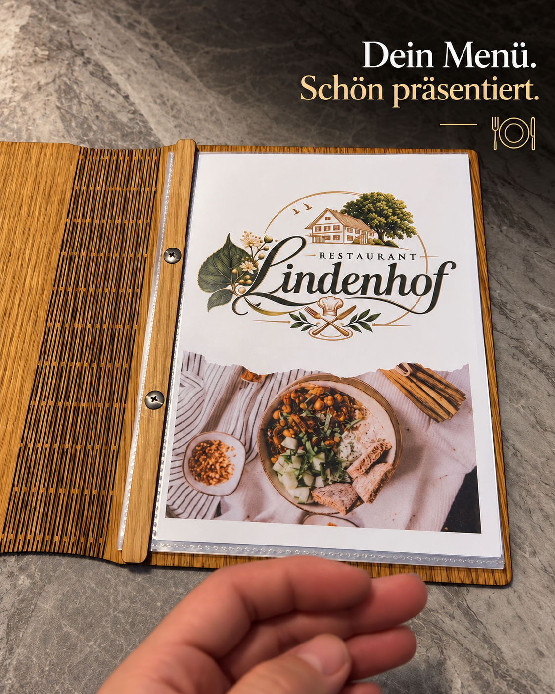 Hand blättert durch eine Menüeinlage in der geöffneten Holzspeisekarte