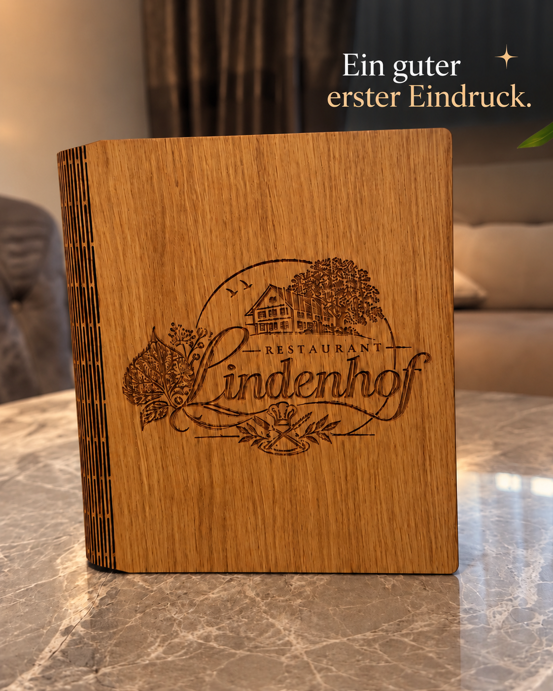 Holzspeisekarte mit Lindenhof-Gravur auf einem Restauranttisch