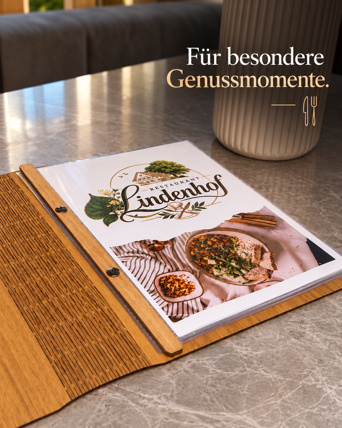 Geöffnete Holzspeisekarte mit bedruckter Menüeinlage auf einem Tisch