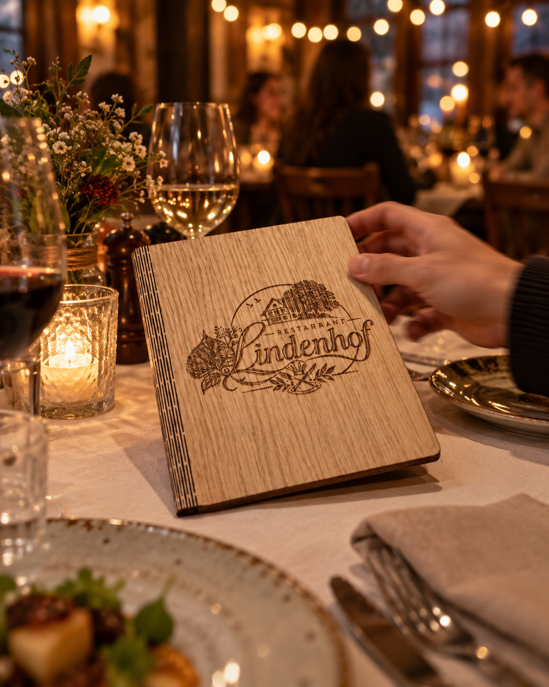 Premium Speisekartenmappe aus Holz mit individuellem Gastronomie-Logo